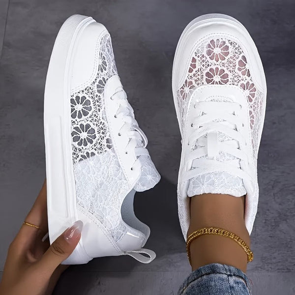 Zapatillas Blancas con Detalle Calado