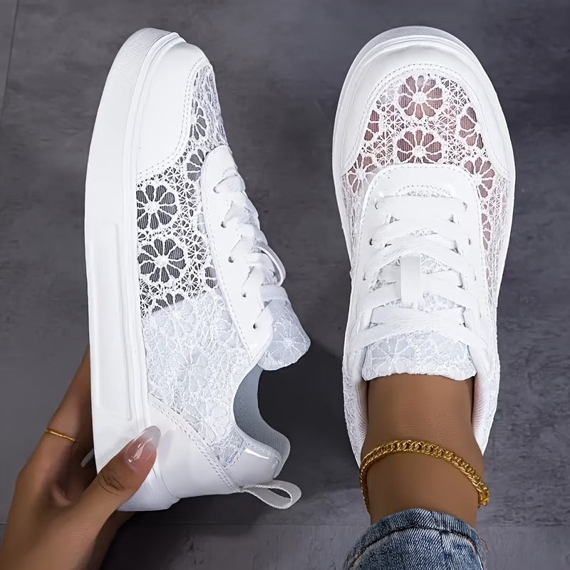 Zapatillas Blancas con Detalle Calado